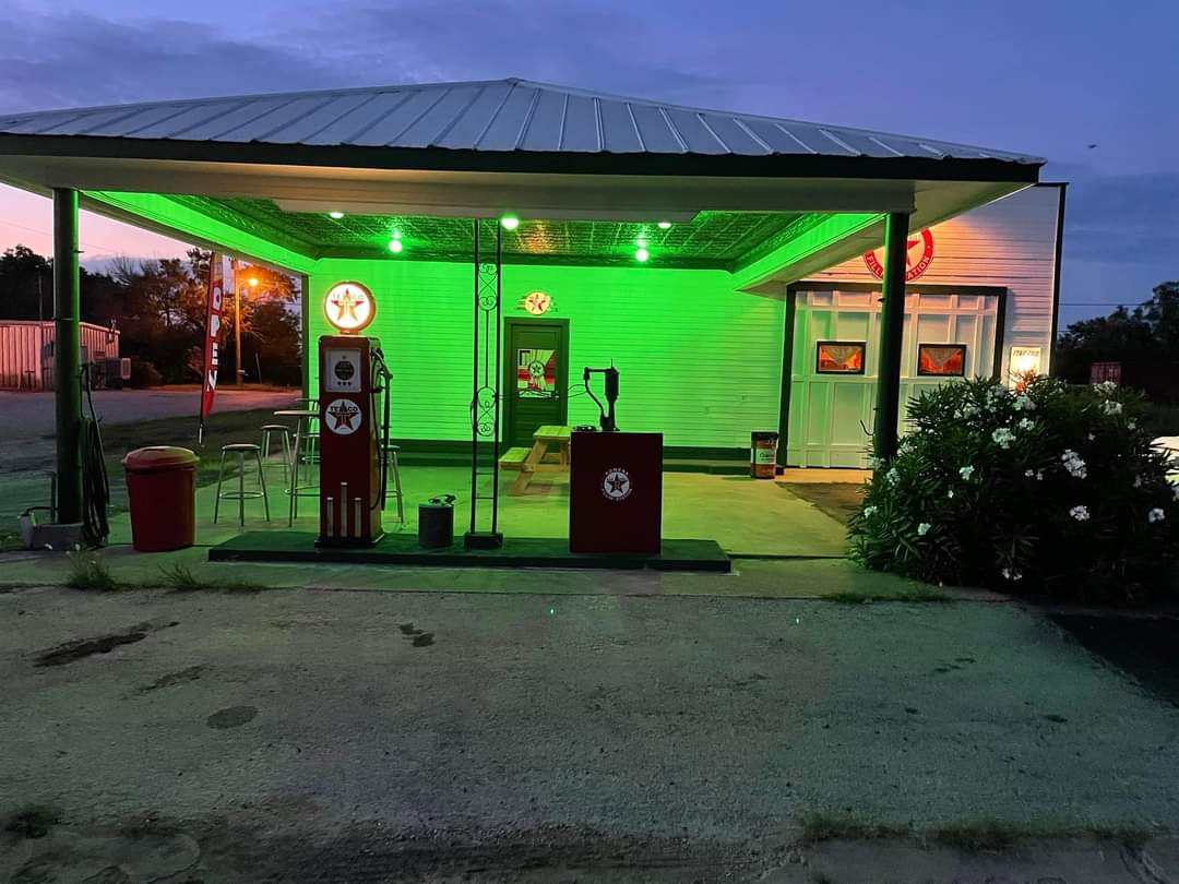 Rowena Fillin' Station Bar And Grill